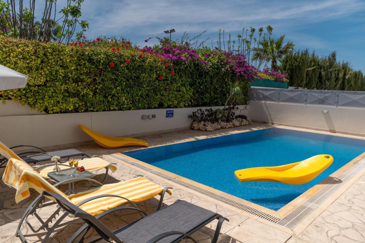 Palm Villa Ekaterina 4 Bdrm Paralimni Exterior photo