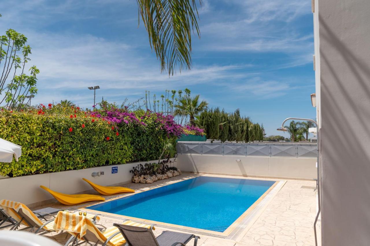 Palm Villa Ekaterina 4 Bdrm Paralimni Exterior photo